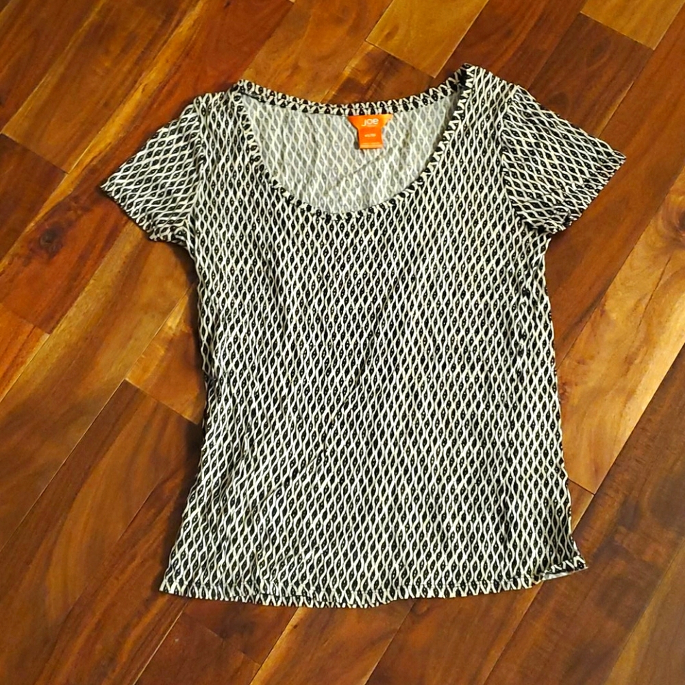 🎀2/$15 Black and white patterned tee